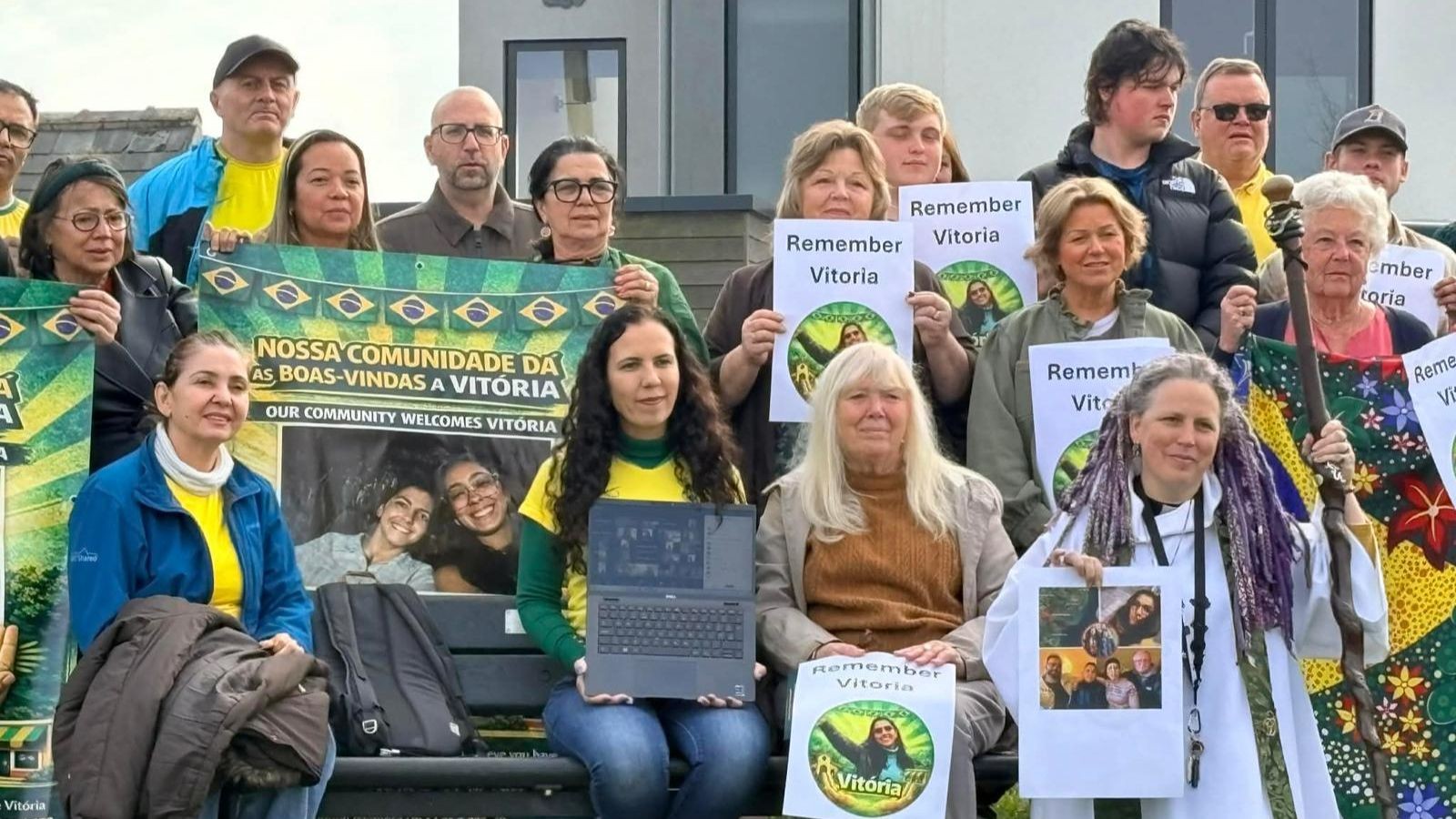 Vigília reúne amigos e familiares por brasileira desaparecida na Inglaterra