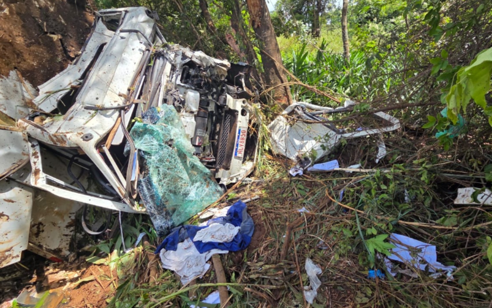 Motorista fica ferido após caminhão despencar em barranco em Buritizal, SP