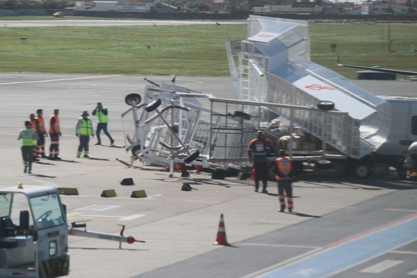 Rajadas de vento derrubam escadas de avião em pista de aeroporto em  Navegantes; FOTO | Santa Catarina | G1