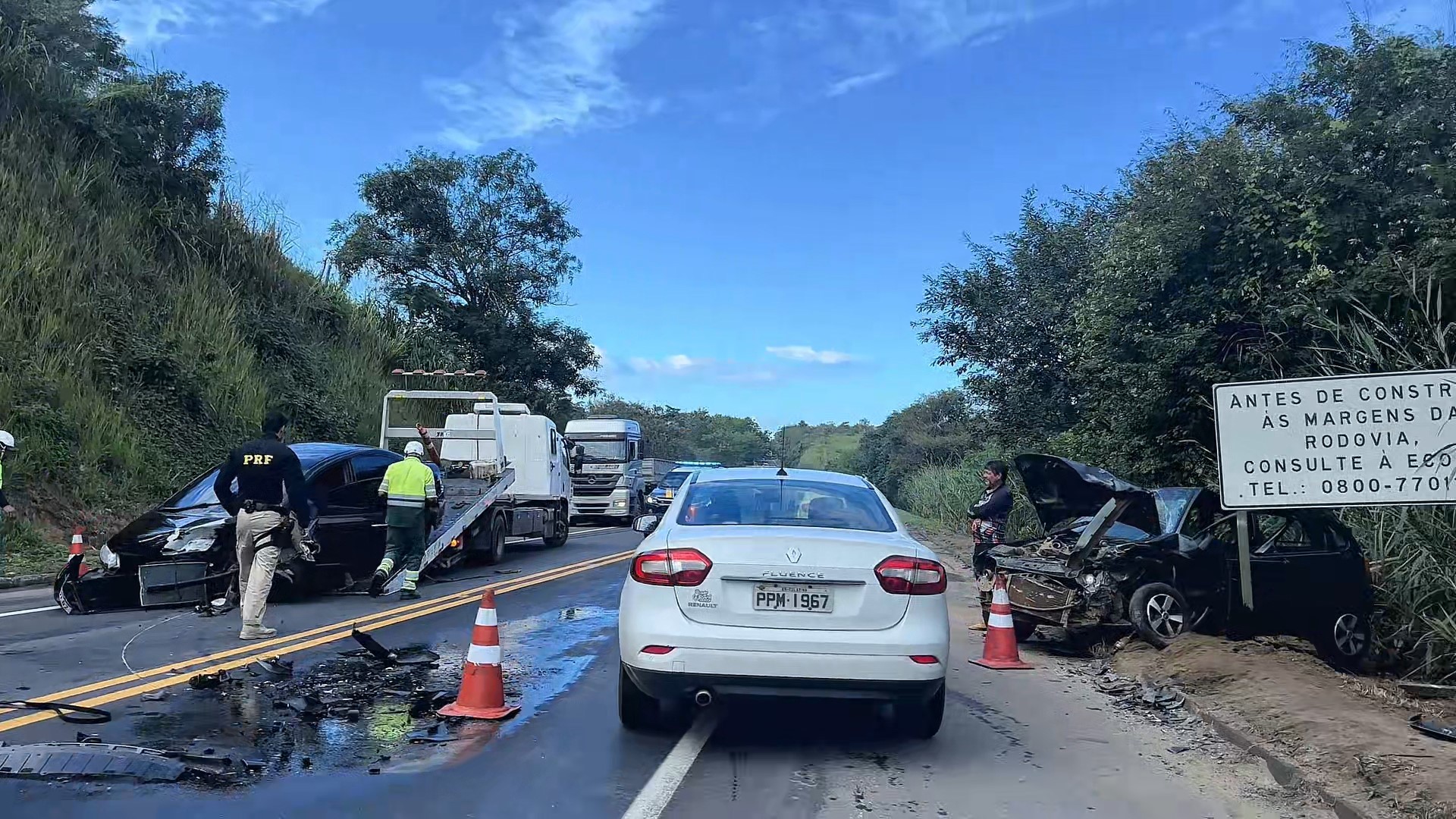 Acidente entre carros de passeio deixa 4 feridos na BR-101, em Fundão, ES