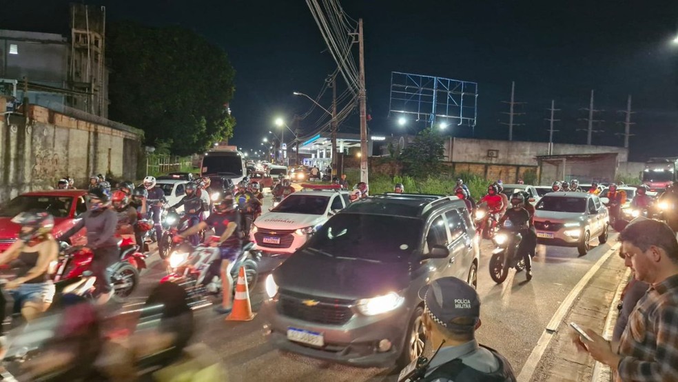 Trânsito congestionado na Avenida das Torres após carreta tombar ao colidir com dois carros — Foto: Ronaldo Lima/Rede Amazônica