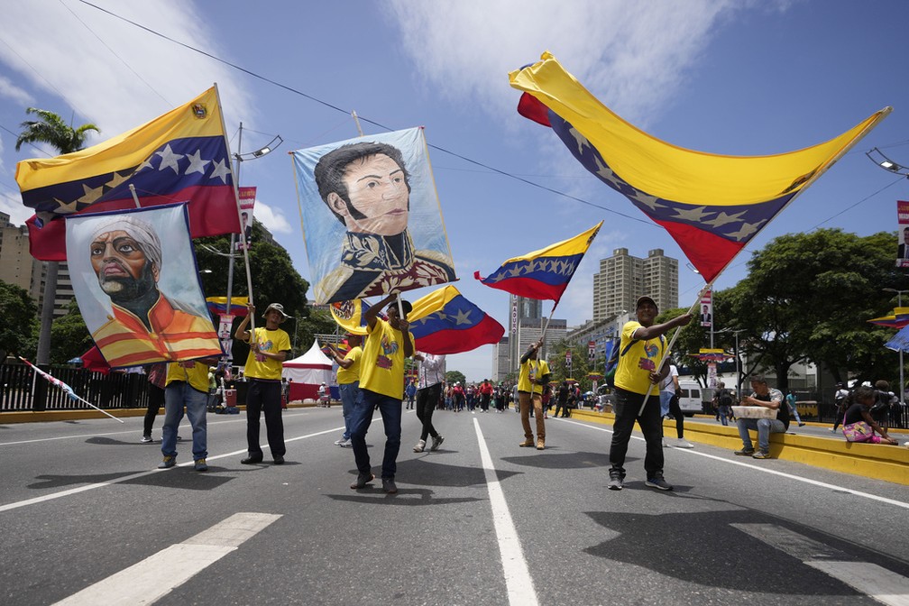 Simpatizantes de Nicolás Maduro marcham por Caracas, em 25 de julho de 2024 — Foto: Fernando Vergara/AP