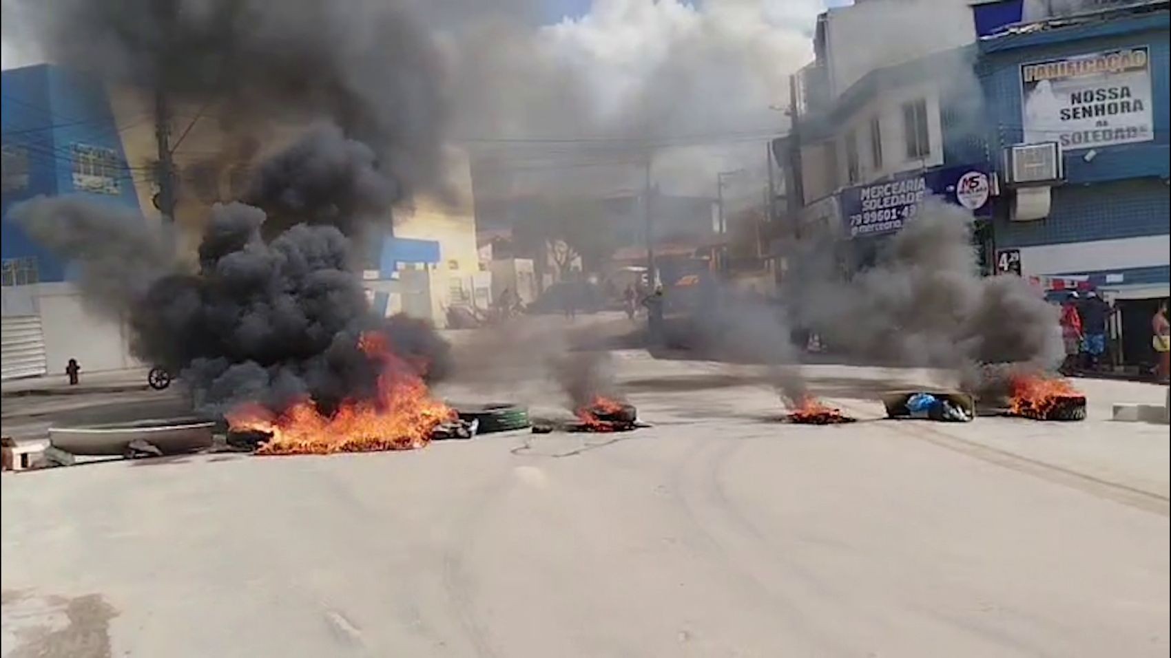 Moradores do Bairro Soledade em Aracaju realizam protesto para reclamar da falta d'água
