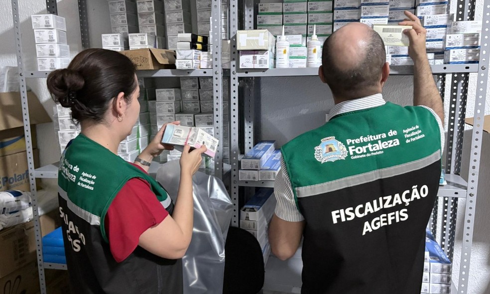 Diversos lotes de medicamentos sem registro nacional, com prazo de validade expirado, foram apreendidos na empresa investigada. — Foto: Agefis/ Divulgação