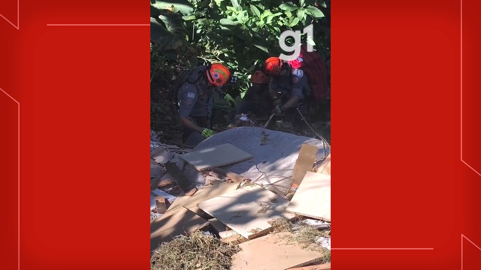 Idoso é resgatado de rapel pelos bombeiros após carro cair em ribanceira de 25 metros em Ubatuba