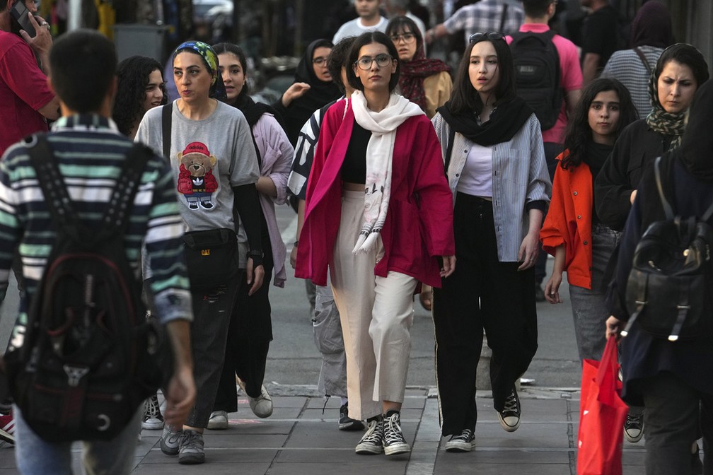 Mulheres caminham em rua de Teerã sem o véu, obrigatório no país, em 9 de setembro de 2023. — Foto: Vahid Salemi/ AP