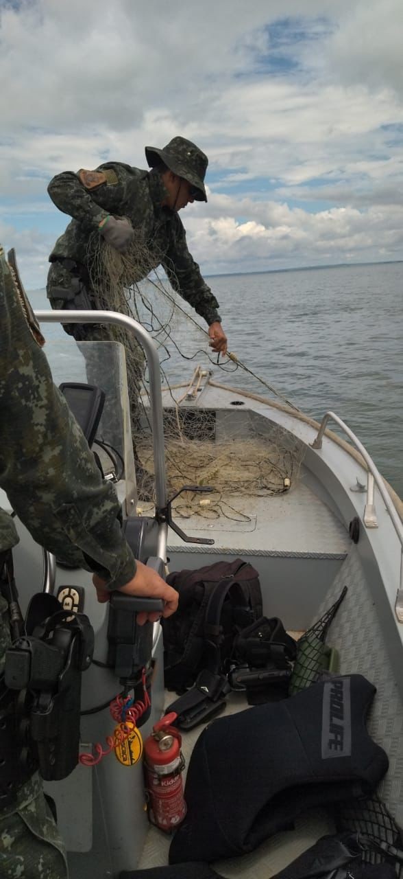 Fiscalização apreende 500 metros de redes de pesca armadas irregularmente durante a piracema no Rio Paraná, em Pres. Epitácio