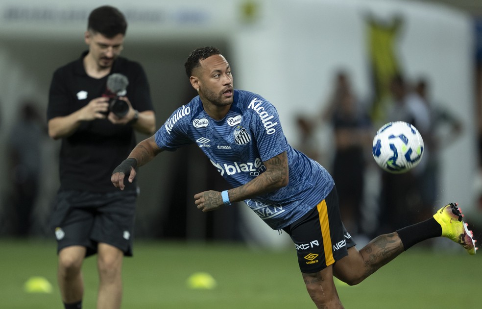 Neymar no aquecimento antes de Fluminense x Santos — Foto: Jorge Rodrigues/AGIF