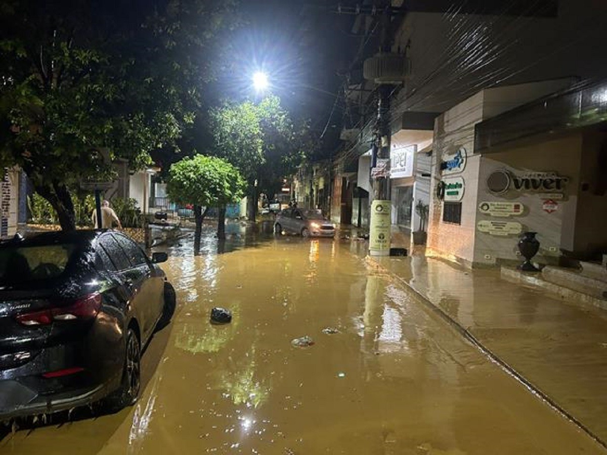 Temporal deixa ruas alagadas, moradores ilhados e família desalojada em Muriaé