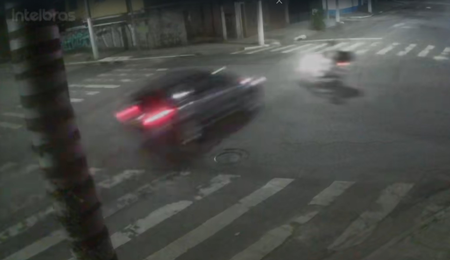 carro atinge moto em cheio, e motociclista é arremessado para o alto na Zona Leste de SP
