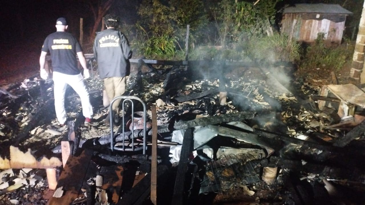 Esposa morre carbonizada após  marido atear fogo na casa em que viviam no Paraná, diz polícia 