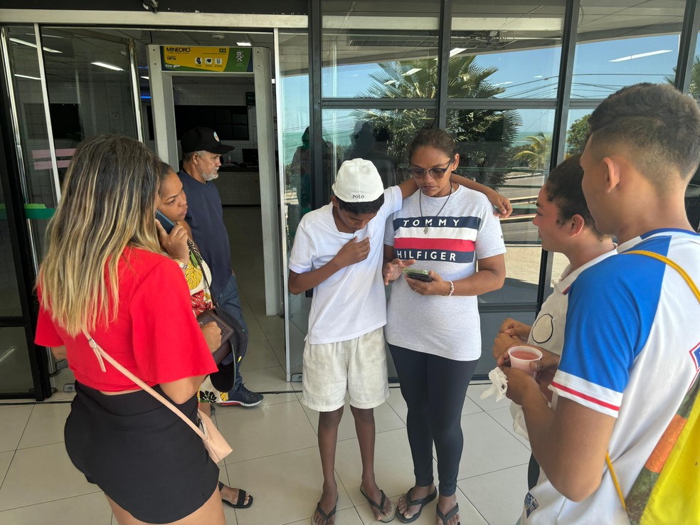 Família do adolescente que morreu afogado em Fortaleza faz reconhecimento do corpo — Foto: Kilvia Muniz/TV Verdes Mares