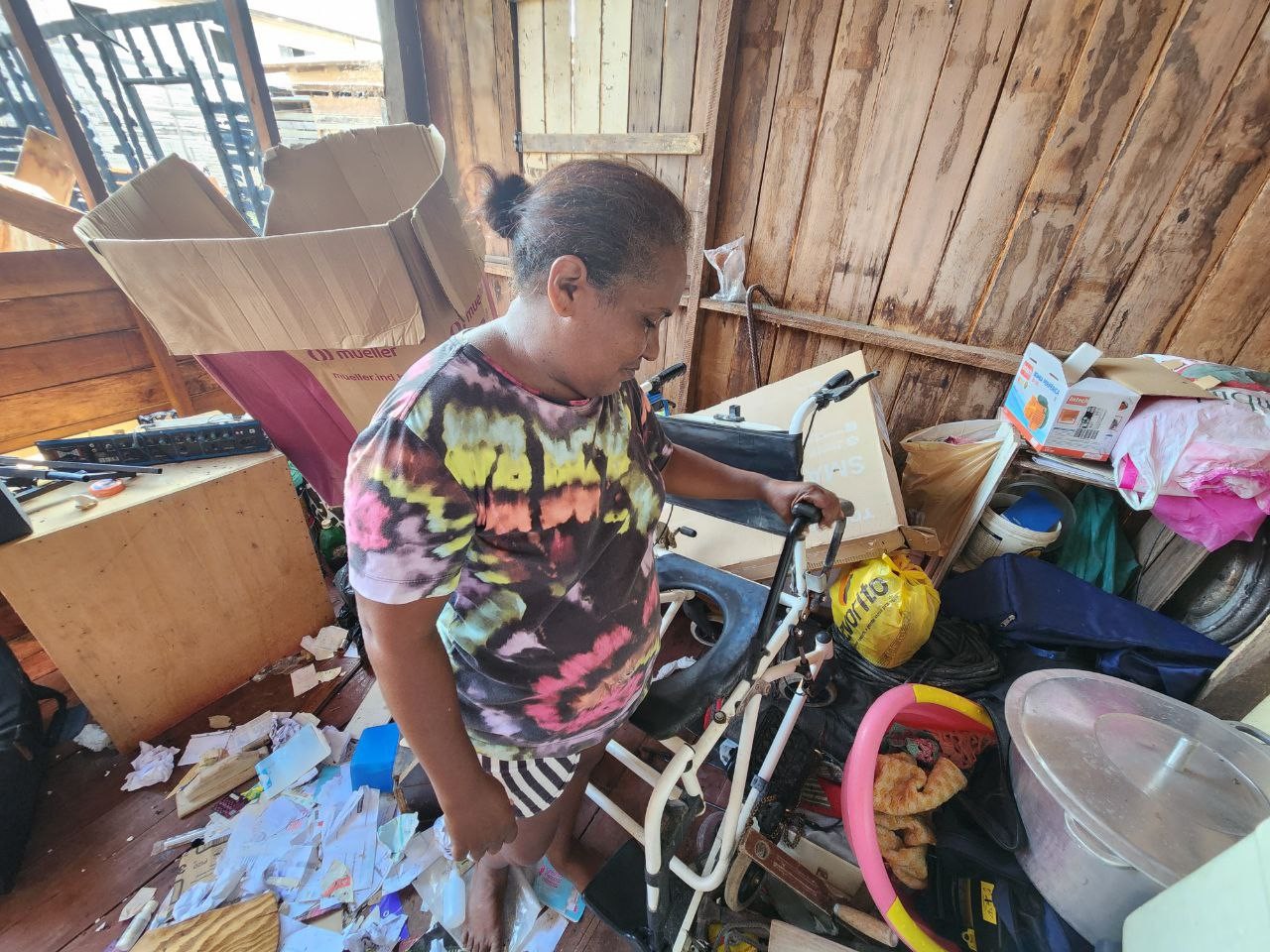 Mãe de cadeirante pede ajuda após casa ser atingida por incêndio em Macapá: 'perdi tudo'