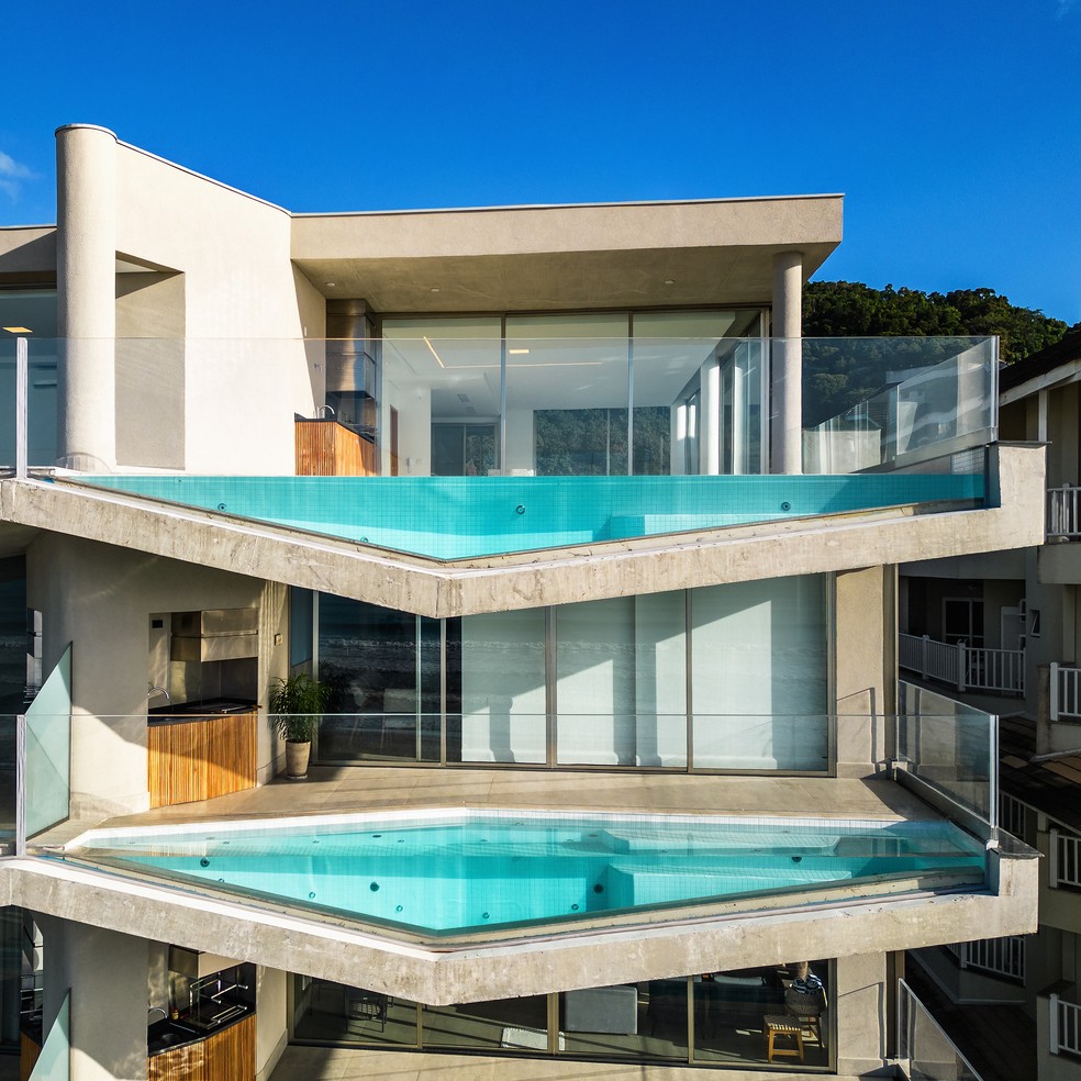 É de verdade? 'Sacada de piscina' em apartamento de luxo confunde turistas em Ubatuba (SP) e viraliza — Foto: Nelson Kon