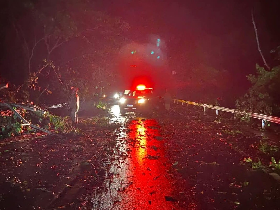 VÍDEO: Chuva forte causa alagamentos e água invade ruas em Paraty