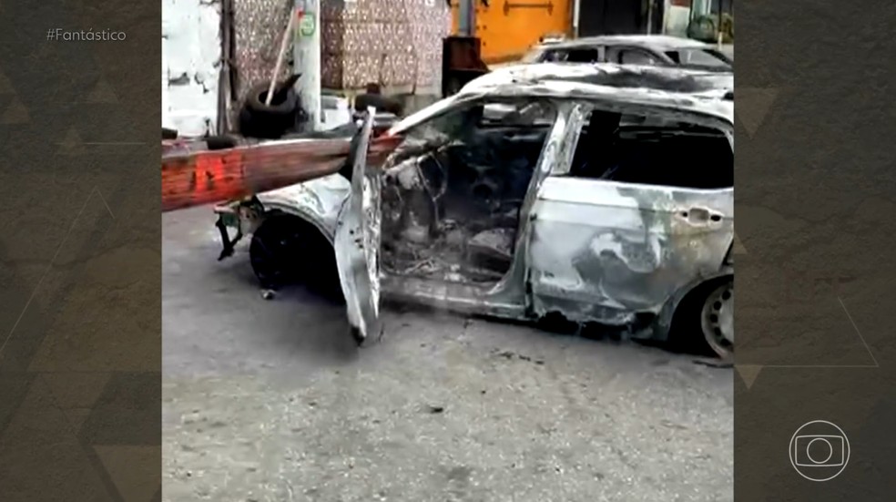 Barricadas impedem a entrada de policias em comunidades do RJ  Foto: Reproduo/Fantstico