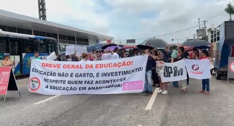 Trabalhadores da educação em greve interditam trecho da BR-316 em Ananindeua
