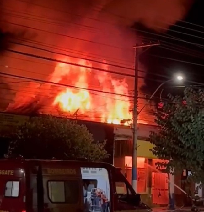 Incêndio de grandes proporções atinge dois estabelecimentos comerciais, em Osvaldo Cruz