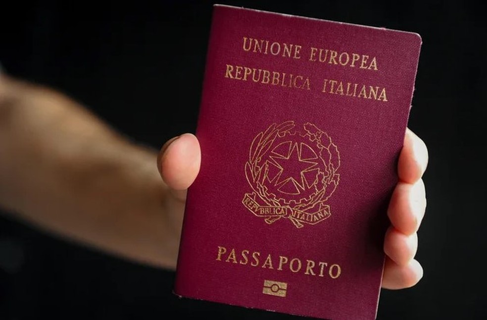 Passaporte italiano — Foto: Bruno Todeschini/Agência RBS

