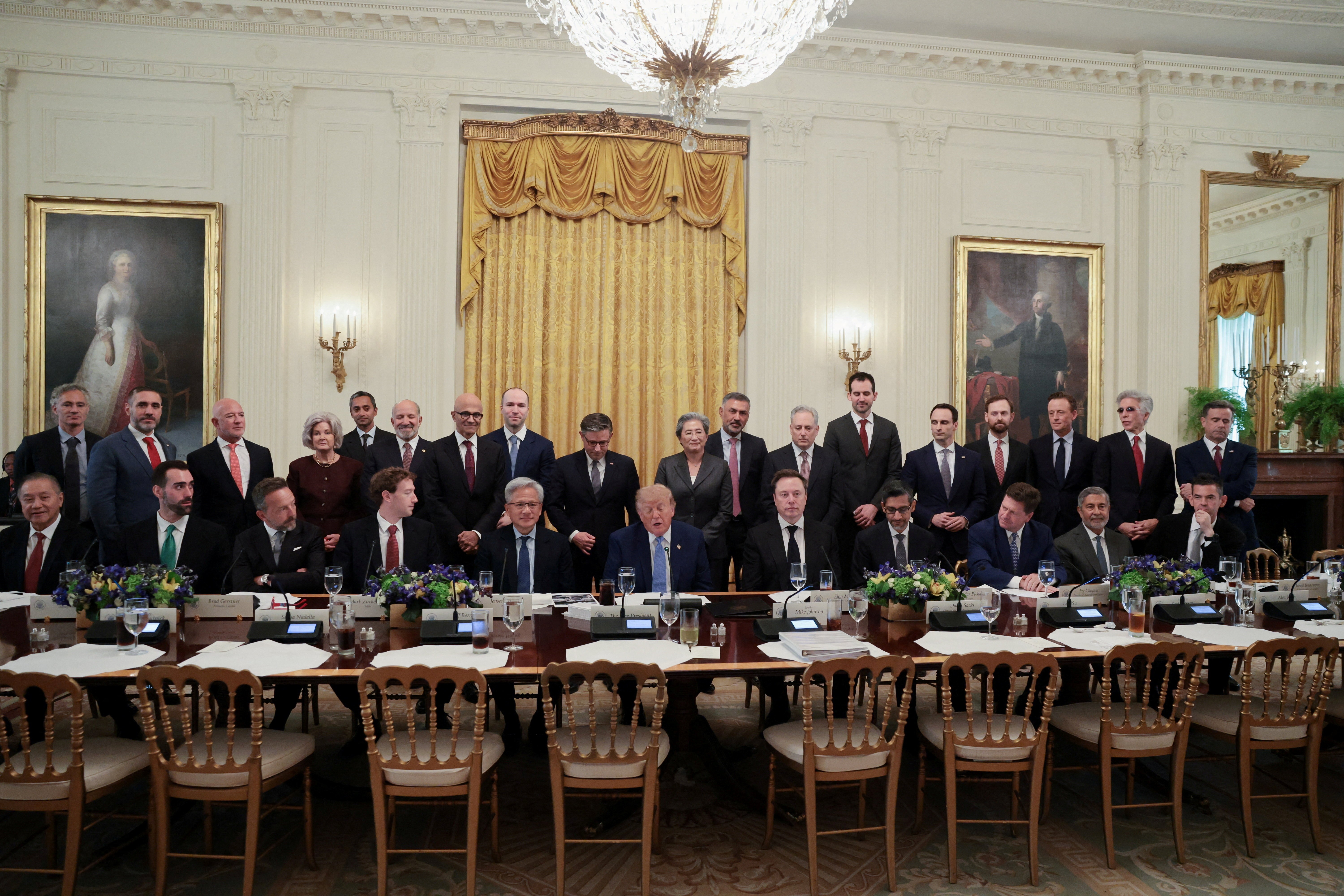 Trump reúne CEOs de IA e anuncia compromisso para reforçar controles de segurança