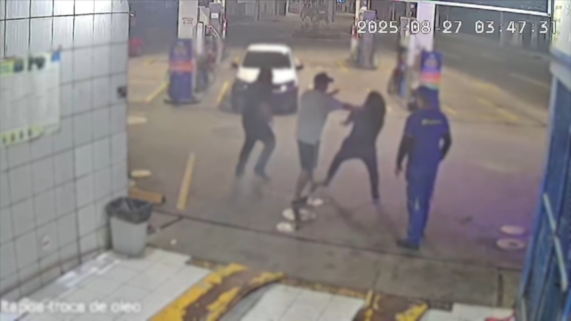 VÍDEO: cliente agride funcionária e atropela gerente de vendas em posto de combustíveis de Vila Velha