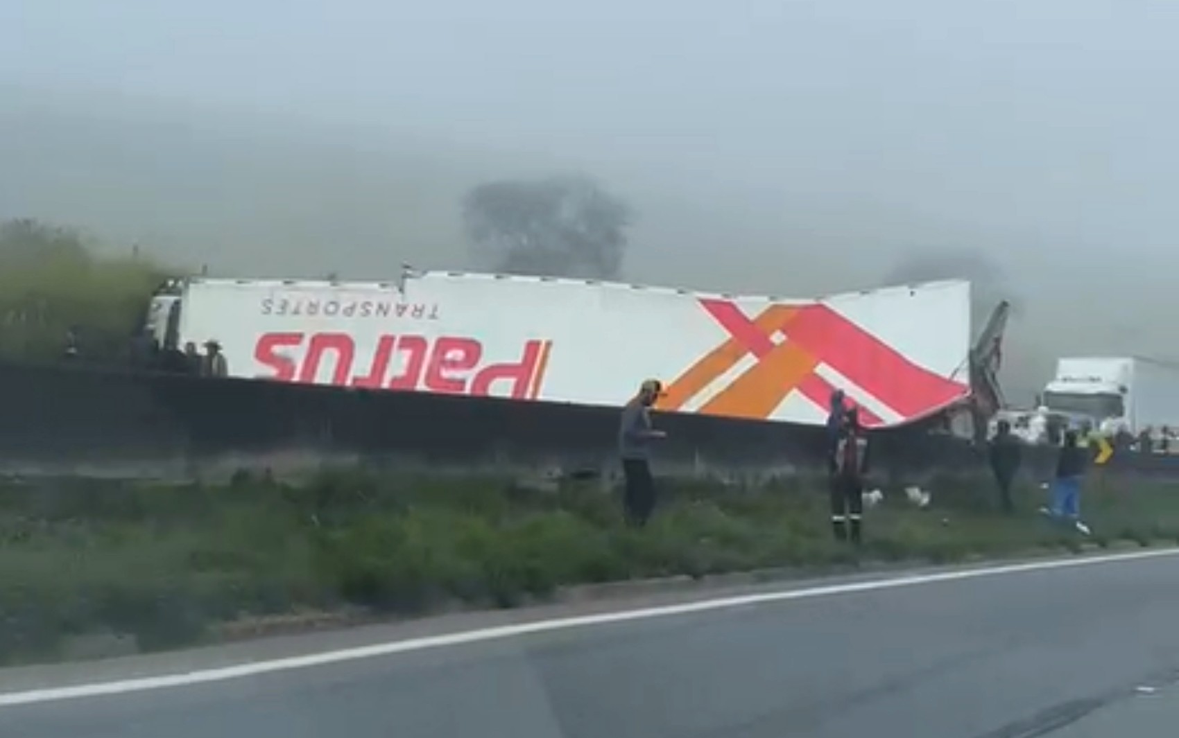 Dois tombamentos de carretas provocam congestionamentos em trechos da Rodovia Fernão Dias, no Sul de Minas