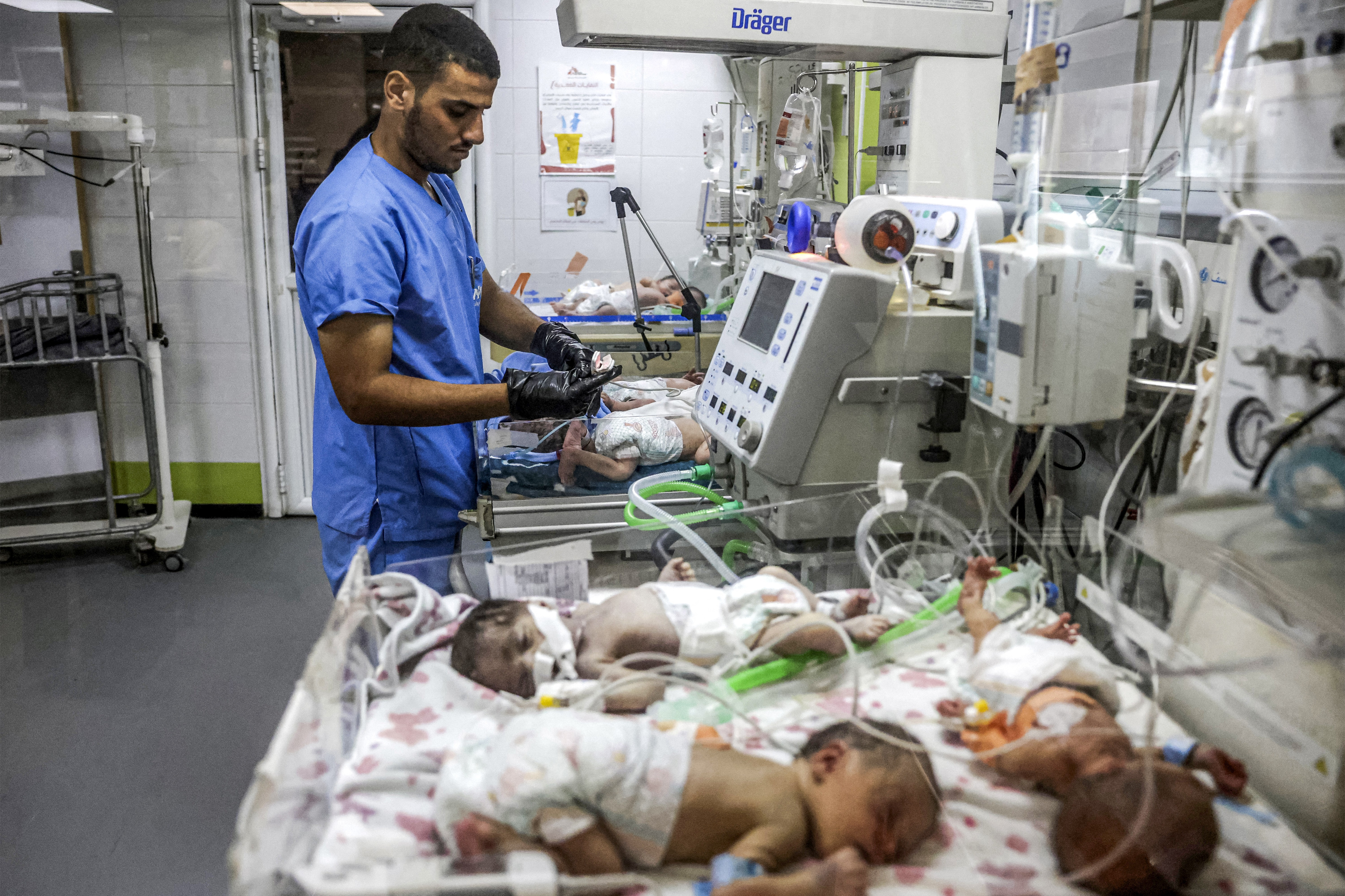 Sem incubadoras suficientes, hospitais de Gaza acomodam até três bebês no mesmo equipamento