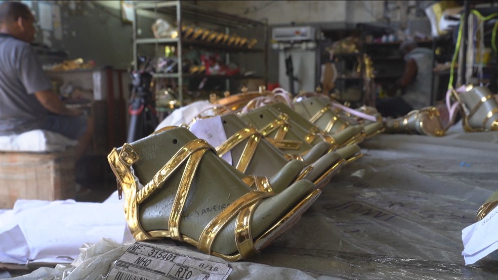 Sandálias de passistas — Foto: Reprodução/GloboNews