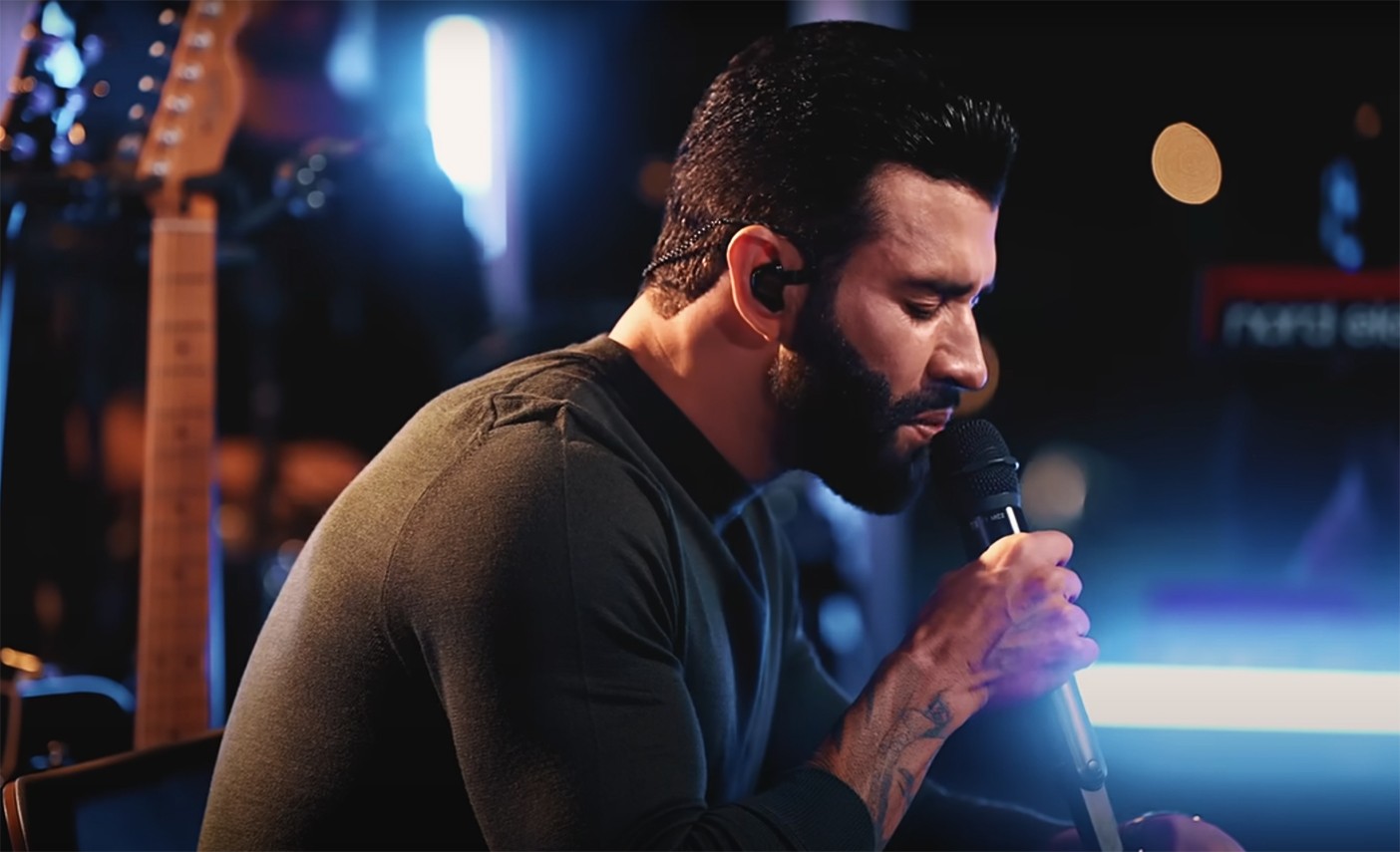 De olho no retrovisor, Gusttavo Lima recicla modas, sofrências e clichês no clima intimista do álbum ‘Feito à mão’