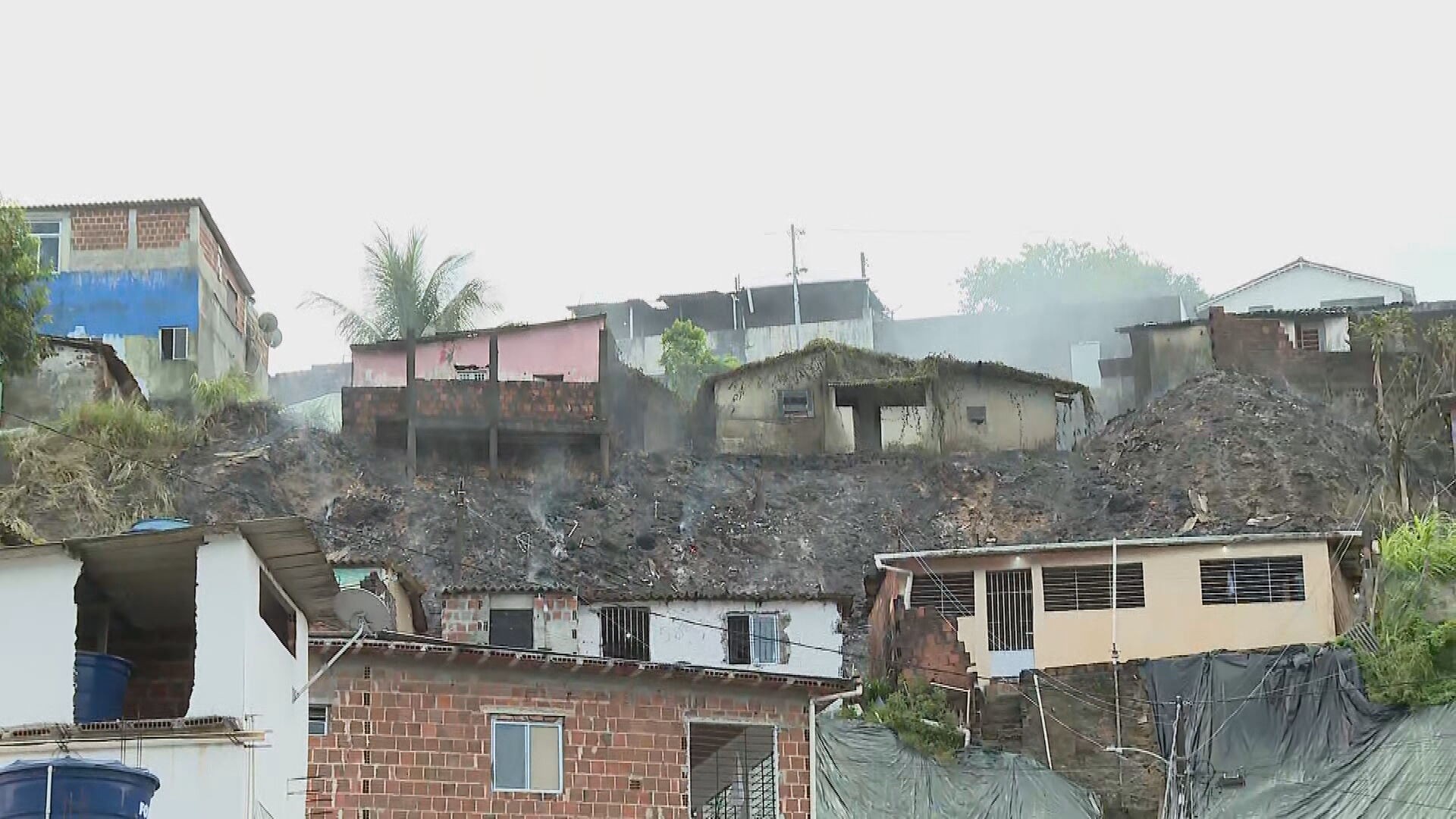 Incêndio atinge lona de contenção de barreira no Recife
