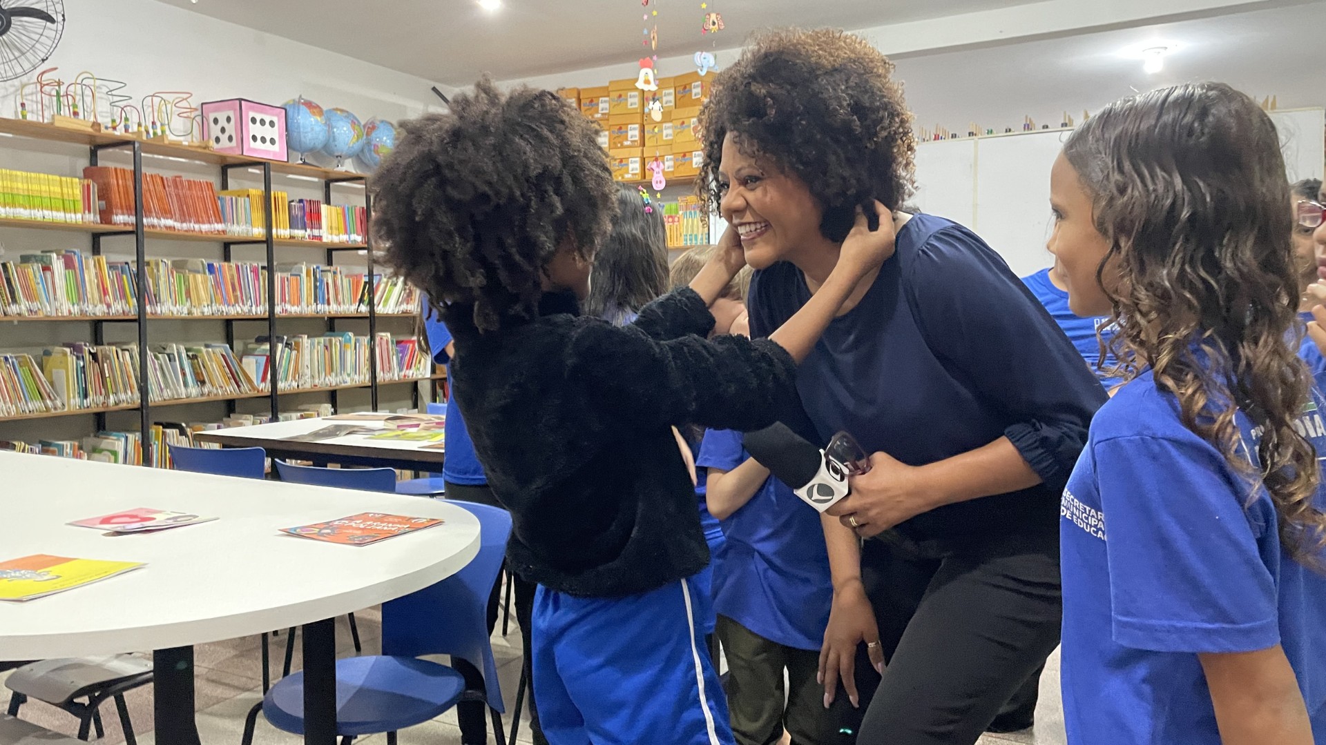 Escola de Uberlândia homenageia Tânia Costta e batiza salas com nomes de personalidades negras: 'Valeu a pena ter sonhado', se emociona apresentadora  