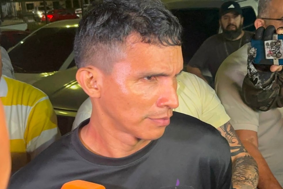 Suspeito de envolvimento na morte de três pessoas da mesma família em Manaus chega a delegacia. — Foto: Patrick Marques/g1 AM