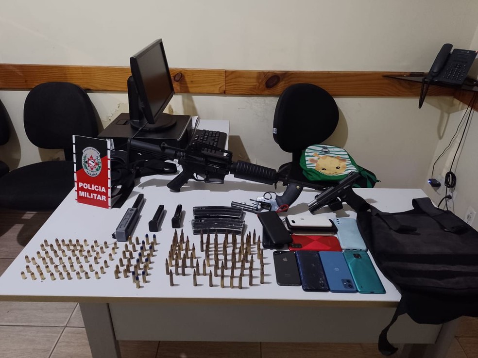 Quatro pessoas foram presas na noite desta segunda-feira (5), em Alhandra. — Foto: Polícia Militar