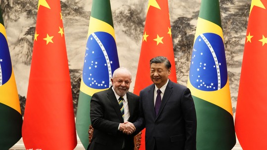 É #FAKE foto de Lula beijando as mãos de Xi Jinping; imagem foi criada com inteligência artificial - Ferramenta de detecção aponta que imagem foi criada com IA. Foto enganosa começou a circular após Lula ter dito que não aceitaria ordens de um "gringo" durante declaração contra tarifaço de Donald Trump.