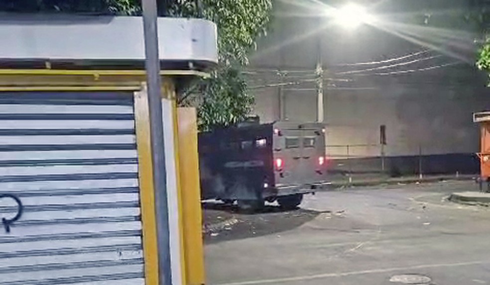 Caveirão circula pelo Complexo da Penha — Foto: Reprodução/TV Globo