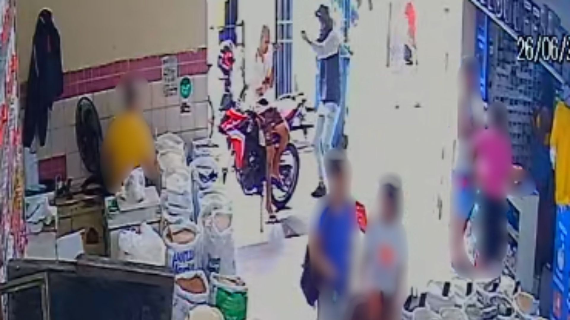 Vendedor é baleado no rosto em área de comércio popular no Recife; VÍDEO