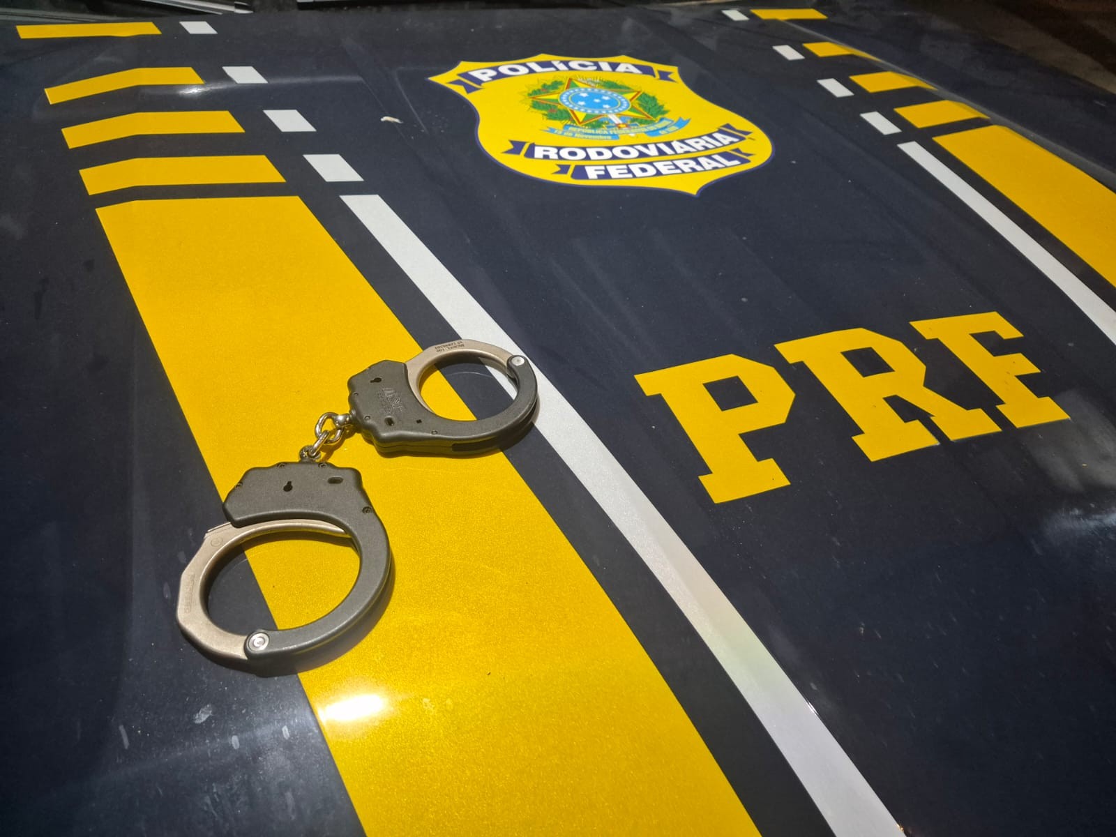 Colombiano é preso suspeito de tentar oferecer dinheiro a policiais durante fiscalização na BR-101, em Campos