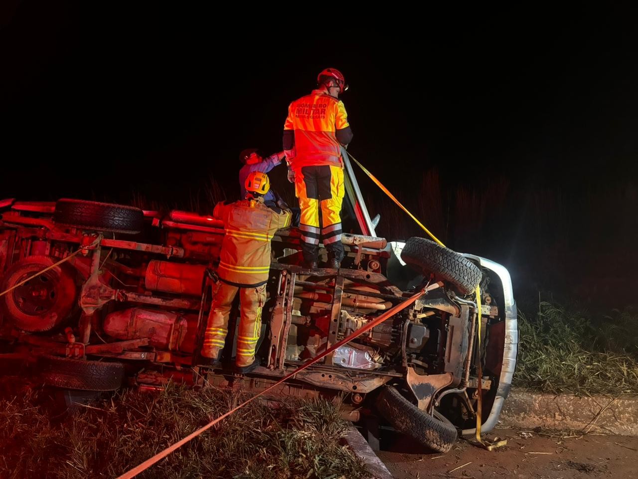 Idoso fica retido em caminhonete após tombamento na BR-251 e é resgatado pelos bombeiros