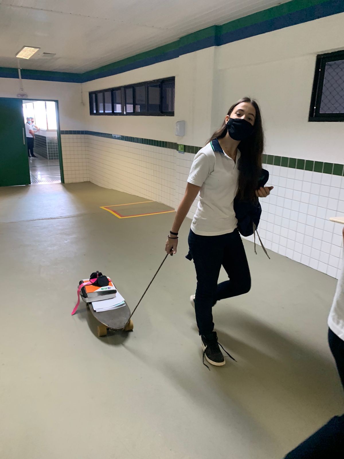 Estudantes promovem 'dia sem mochila' e vão à aula levando material de ...