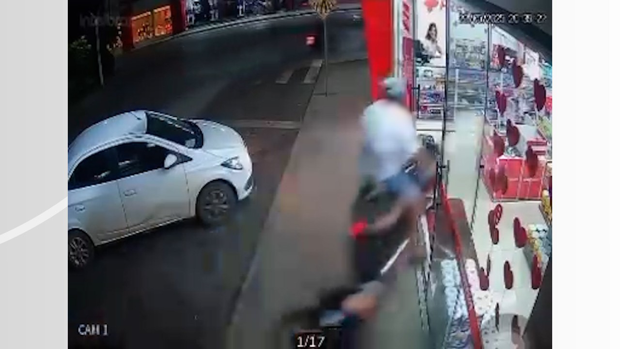 Motociclista invade farmácia com moto e depois foge deixando veículo; VÍDEO