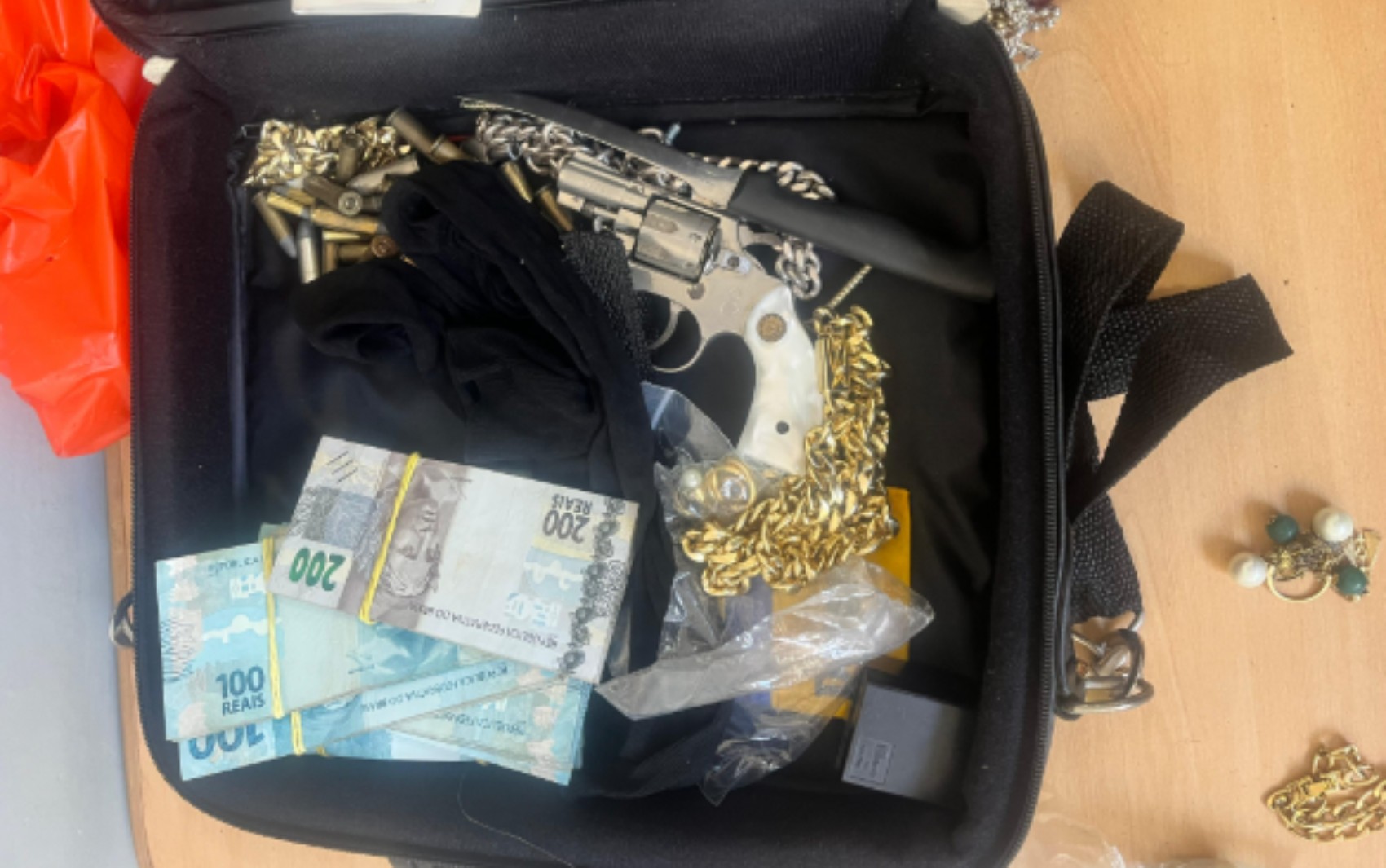 Polícia prende dois suspeitos de roubar 100 mil dólares e R$ 4 milhões em joias de casa em Ribeirão Preto, SP