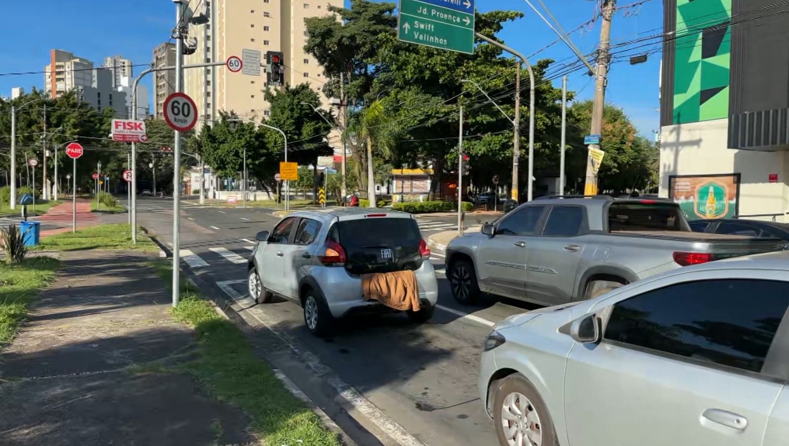 Semáforo travado no vermelho leva motoristas a invadir canteiro e cobrir a placa para evitar multa em Campinas