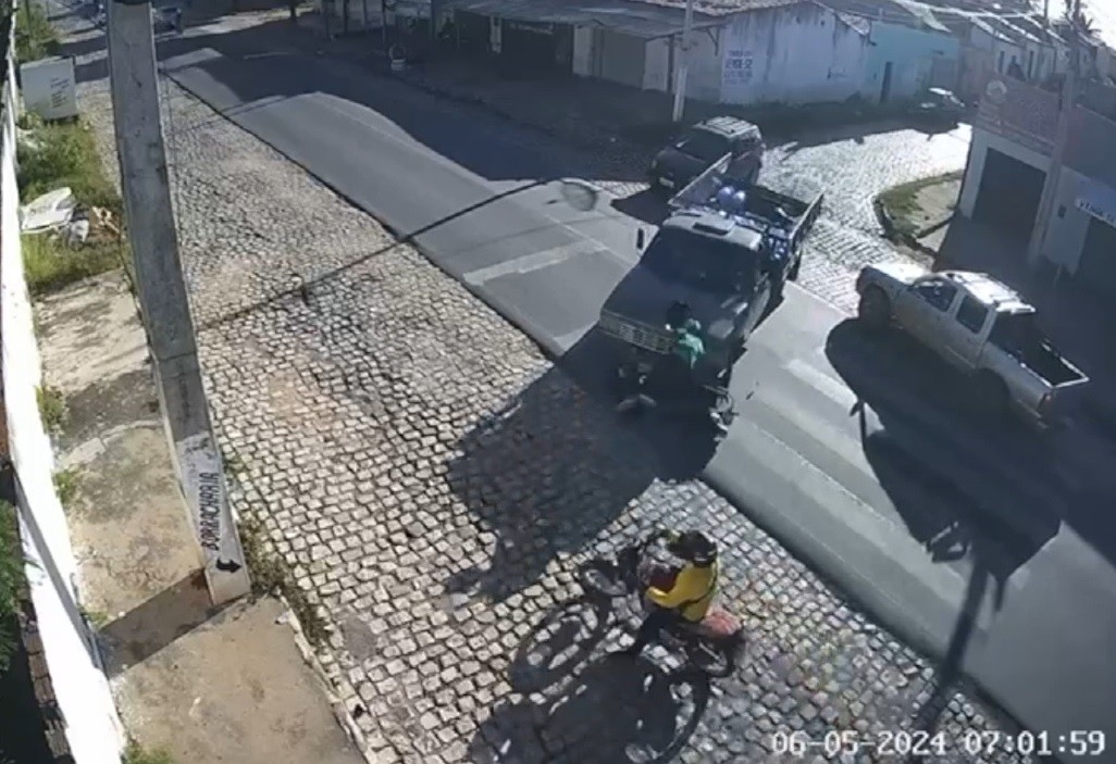 VÍDEO: Motorista de caminhão atropela dois motociclistas no interior do RN