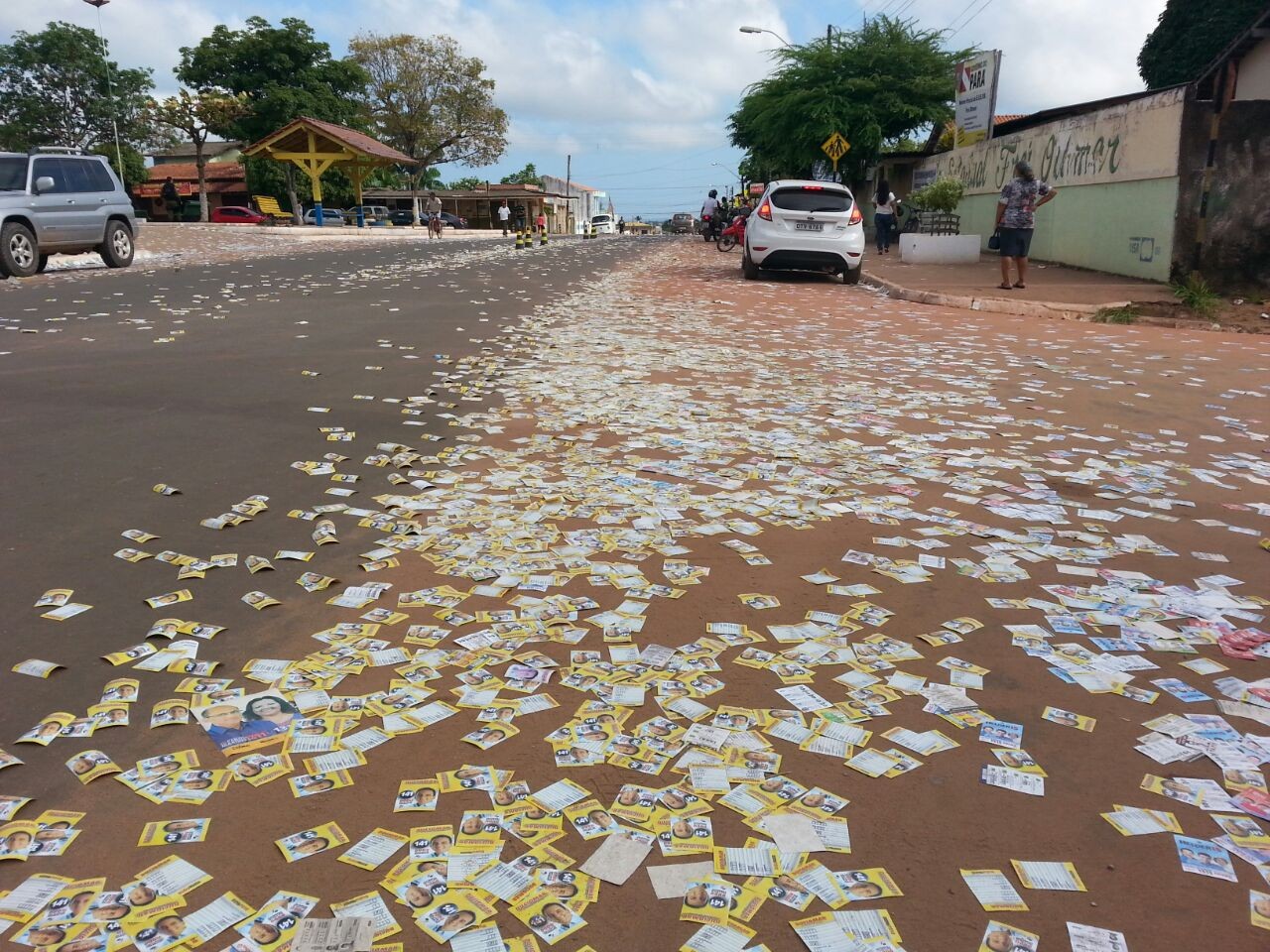 Câmera de segurança flagra van lançando 'santinhos' durante a madrugada em bairro de Santarém; VÍDEO