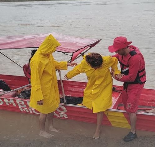 Adolescente de 13 anos é picada por cobra jararaca e equipe percorre mais de 100 km de barco para fazer resgate no Acre