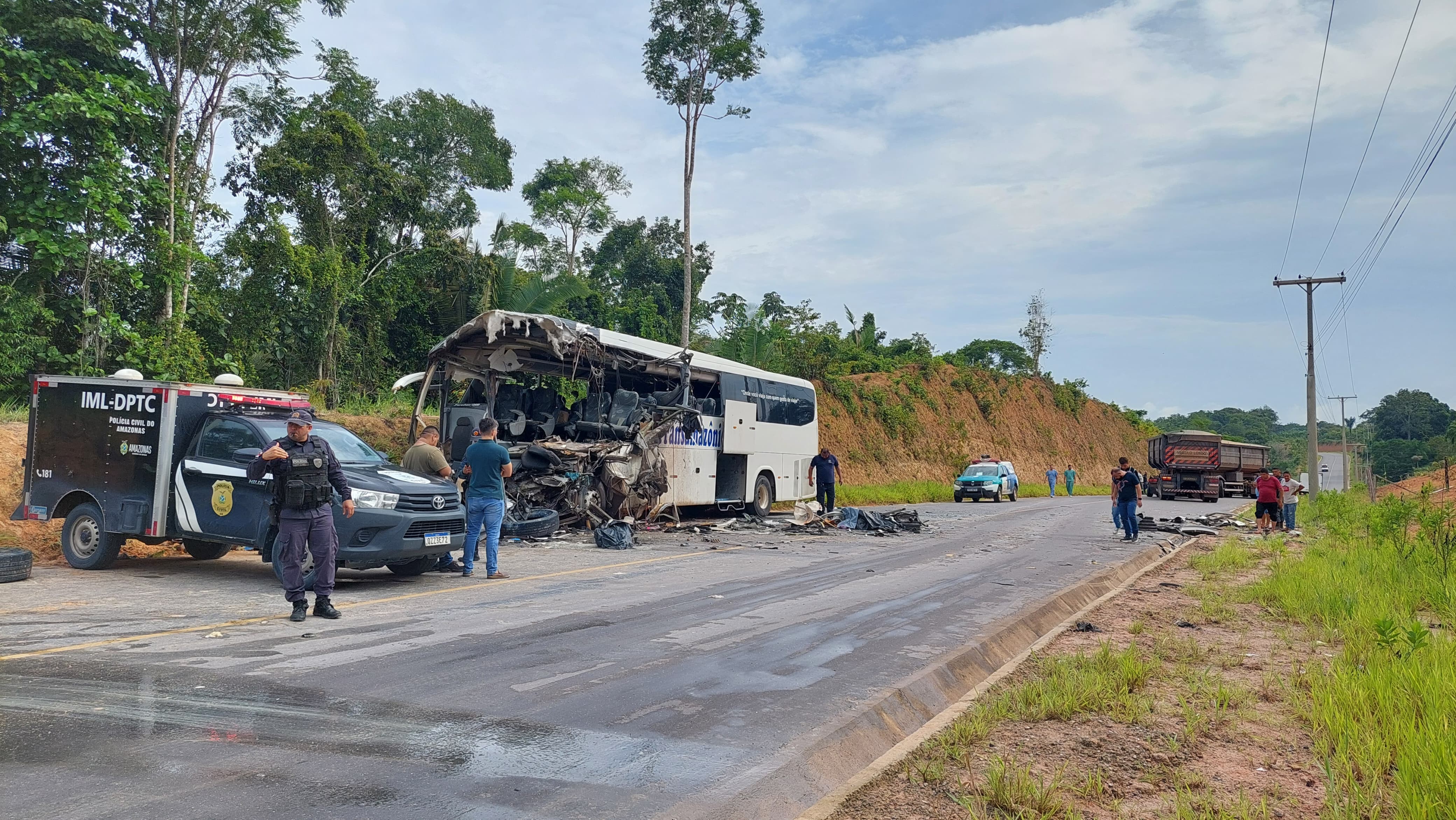 Acidente na AM-010: o que se sabe e o que falta esclarecer sobre a colisão entre um ônibus e uma carreta no interior do Amazonas