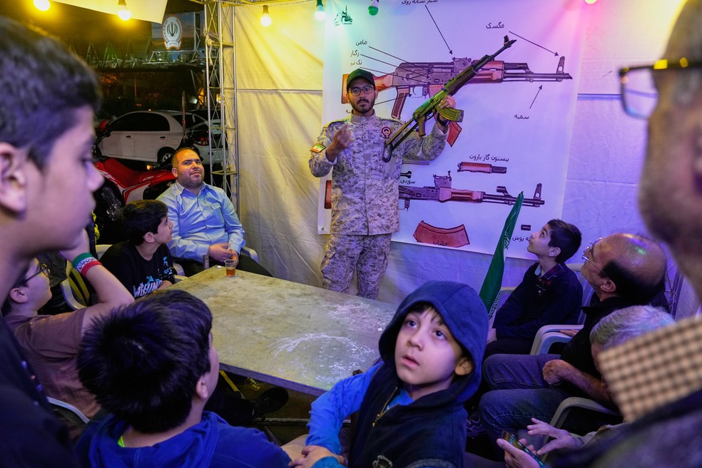 Irã arma população e faz treinamentos nas ruas em meio à possibilidade de guerra contra os EUA escalar