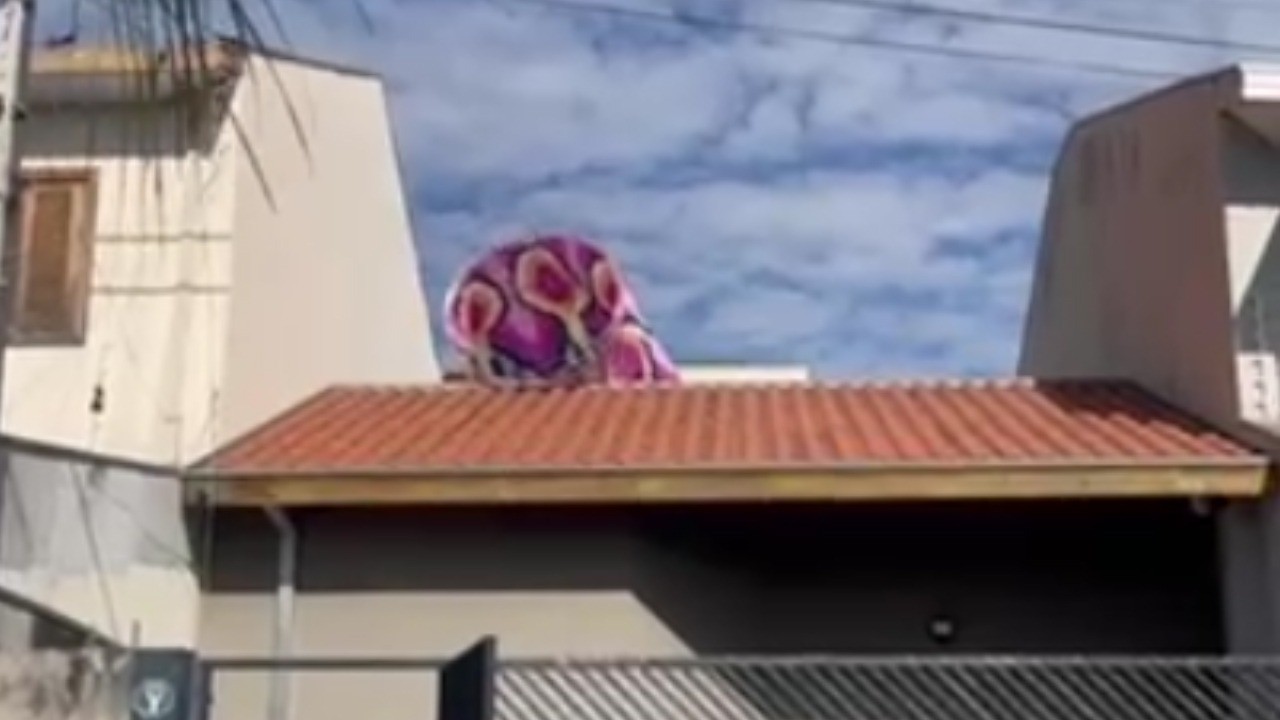 Balão cai no telhado de casa e mobiliza bombeiros em Jacareí