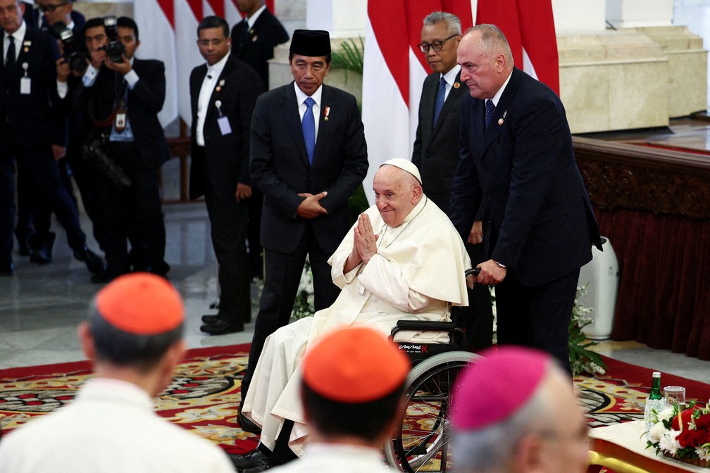 Papa Francisco com o presidente da Indonésia, Joko Widodo — Foto: REUTERS/Guglielmo Mangiapane