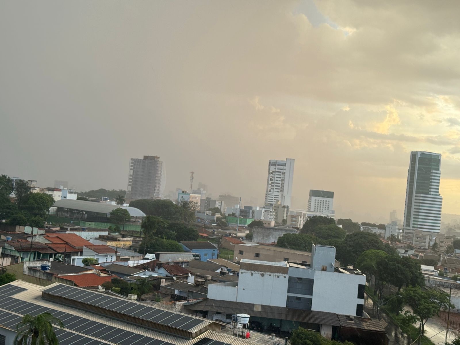 VÍDEO: Forte chuva causa transtornos em Uberlândia